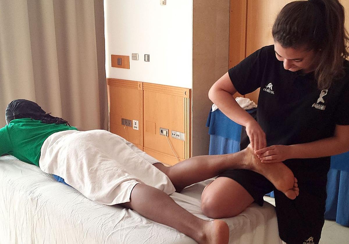 Una fisioterapeuta realiza un masaje en la consulta.