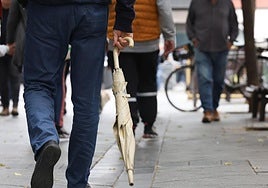 El paraguas es un complemento imprescindible estos días en la comunidad.