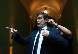 Alfonso Fernández Mañueco, antes de su intervención durante la presentación de la campaña '«aquí, menos ruido y más nueces».