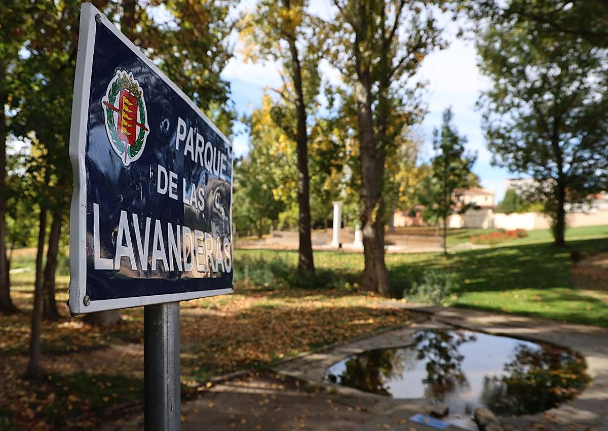 Imagen secundaria 1 - 1) Fiesta en el parque de Las Lavanderas, en la Overuela (2019) en homenaje a las personas que acudían a lavar la ropa hasta esa zona por la falta de agua corriente en las casas. 2 Parque en la actualidad. 3. Mirador de aves, situado tras el parque.