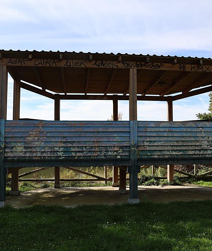 Imagen secundaria 2 - 1) Fiesta en el parque de Las Lavanderas, en la Overuela (2019) en homenaje a las personas que acudían a lavar la ropa hasta esa zona por la falta de agua corriente en las casas. 2 Parque en la actualidad. 3. Mirador de aves, situado tras el parque.