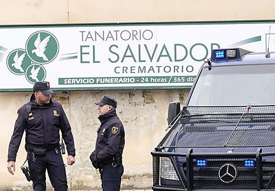 Agentes durante la operación Ignis en el tanatorio El Salvador en 2019.