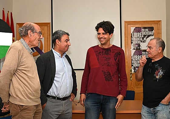 Manuel Monge, Joaquín Reyes, Juan Gascón y Manuel Muñoz, en la sede de IU de Palencia.