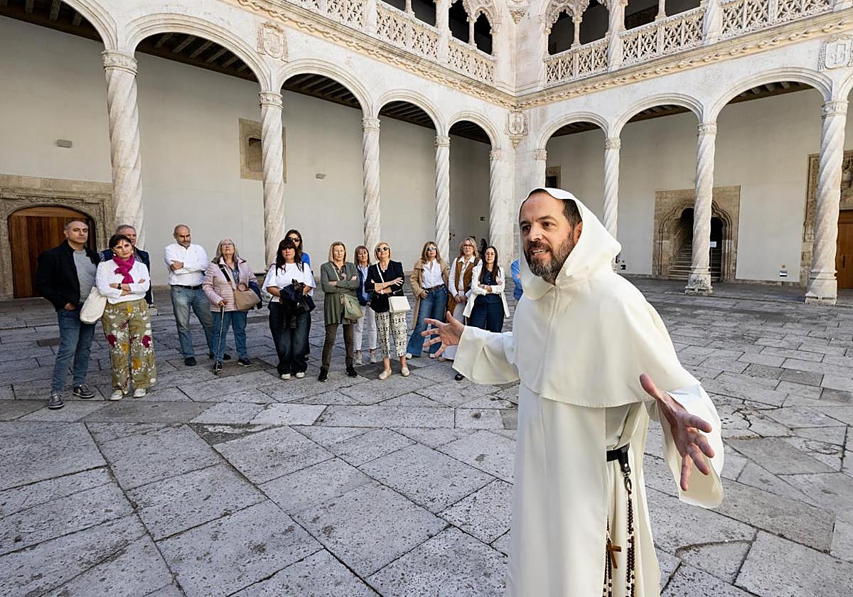 Bartolomé de las Casas explica su tesis en el patio del Colegio de San Gregorio durante la ruta teatralizada de la Controversia de Valladolid.
