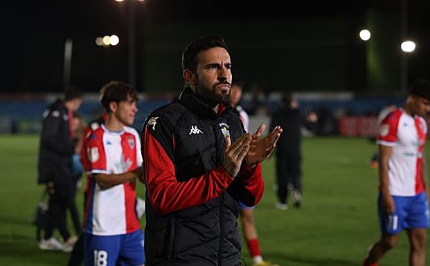 El técnico, Álex Izquierdo, aplaude la entrega de los suyos.