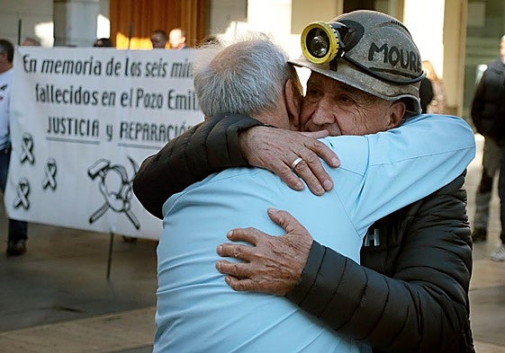 Familiares de los mineros muertos en la Hullera Vasco Leonesa protagonizan un recorrido por la capital leonesa en el aniversario de la tragedia.