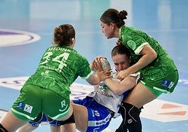 Baquedano, agarrada por dos rivales, en el último partido ante el Rocasa.