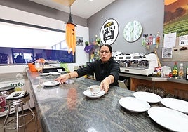 Dennise Pineda, en el Bus Bar de la estación de autobuses.