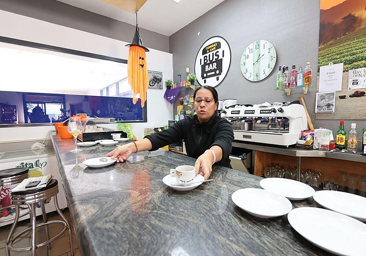 Dennise Pineda, en el Bus Bar de la estación de autobuses.