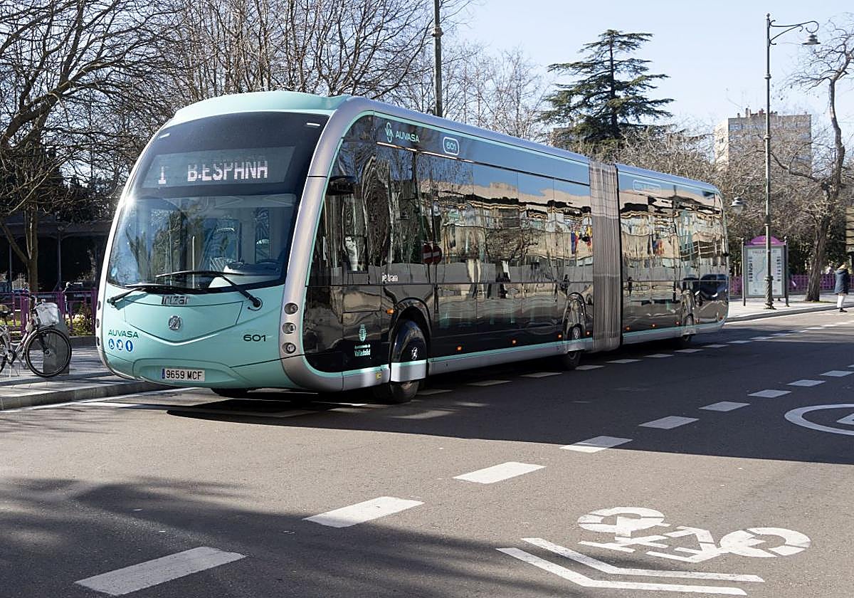 Imagen de archivo de un autobús de Auvasa en Poniente.