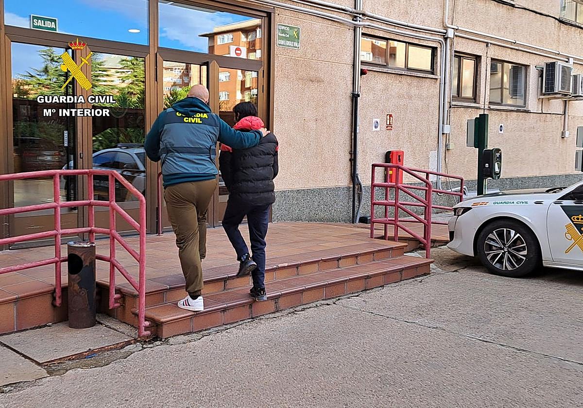 Uno de los detenidos, en la Comandancia de la Guardia Civil.