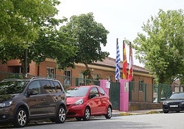 Acceso al colegio de Torrecaballeros.
