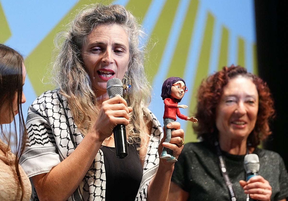 La directora Irene Iborra con un muñeco de su protagonista Olivia, durante la presentación del filme en Valladolid.
