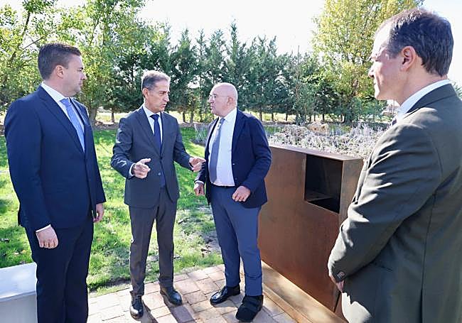 El alcalde, Jesús Julio Carnero, visita el Jardín de las Cenizas, junto a la urna común para depositar las cenizas.
