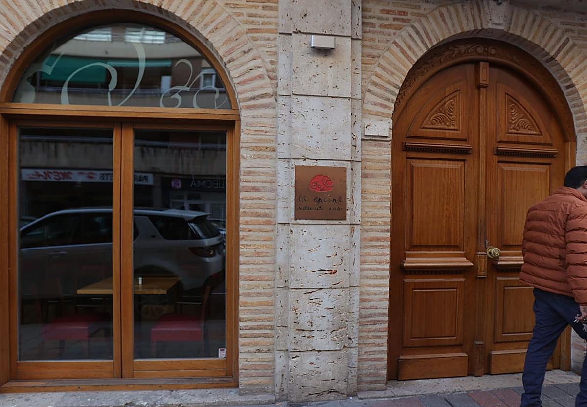 Fachada de La Encina, en la calle Casañé, 2.