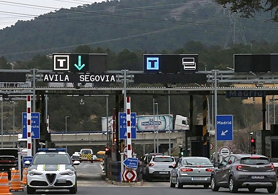 Acceso a la AP-6 por el peaje de San Rafael.