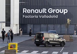 Trabajadores de Renault de camino a sus puestos en la factoría de Valladolid hace una semana.