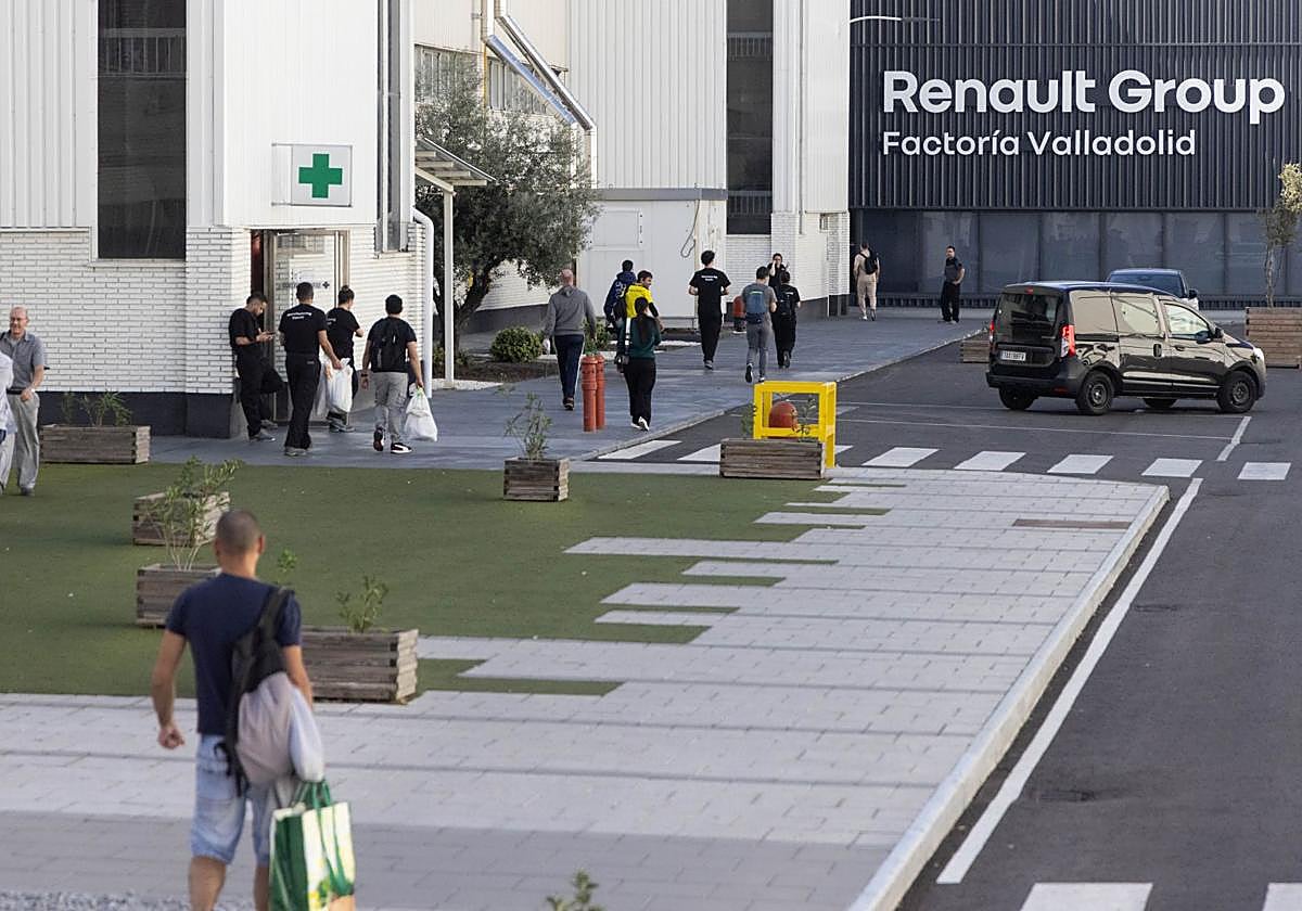 Trabajadores de Renault de camino a sus puestos en la factoría de Valladolid hace una semana.