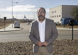 Miguel Ángel Oliveira, alcalde de Tordesillas, en el Polígono Industrial Sepes
