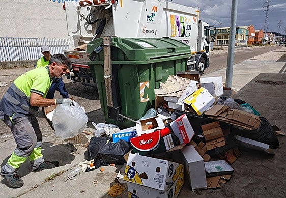 Recogida de basuras en la ciudad de Palencia.