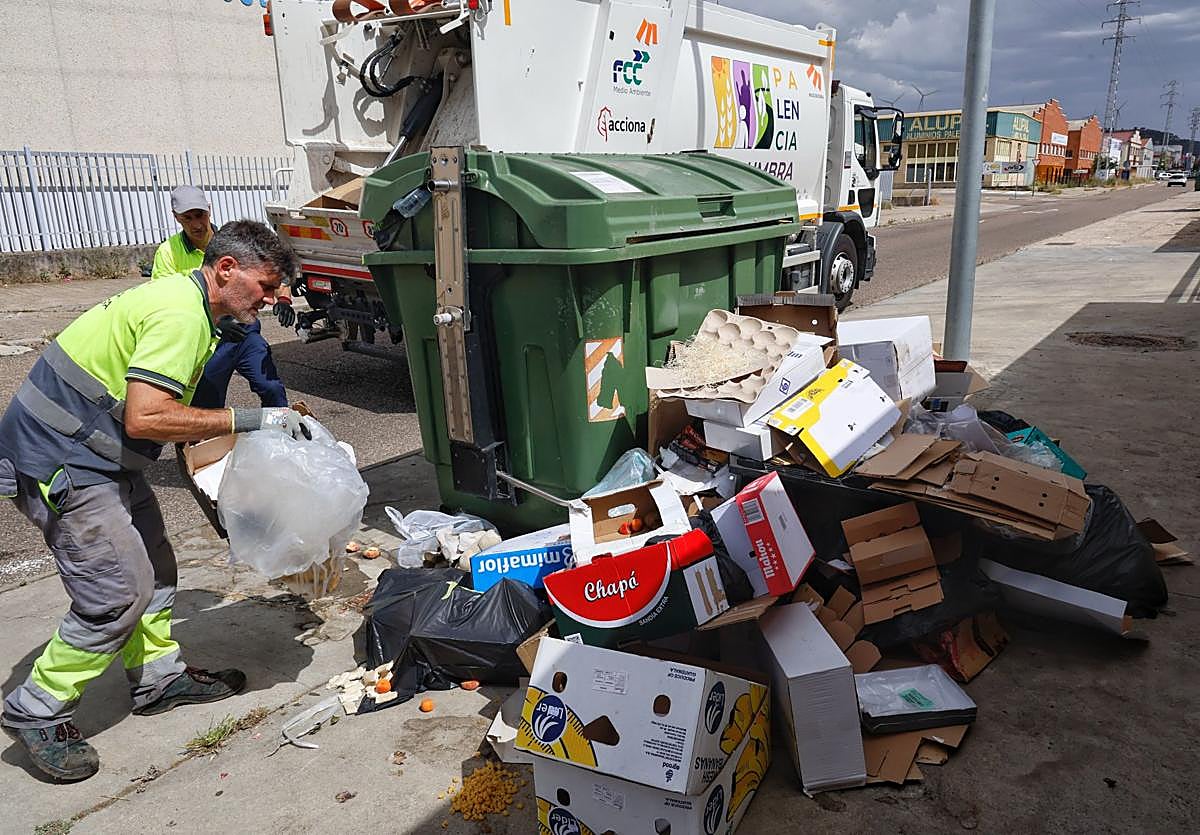 Recogida de basuras en la ciudad de Palencia.