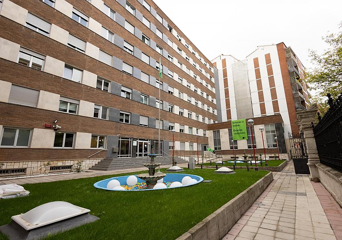 Imagen principal - Exterior de la residencia Campo Grande y dos de sus salas.