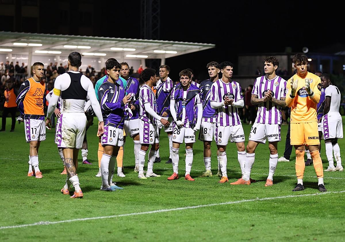 Los jugadores del Real Valladolid aplauden a los aficionados desplazados a Portugalete tras la eliminación en Copa