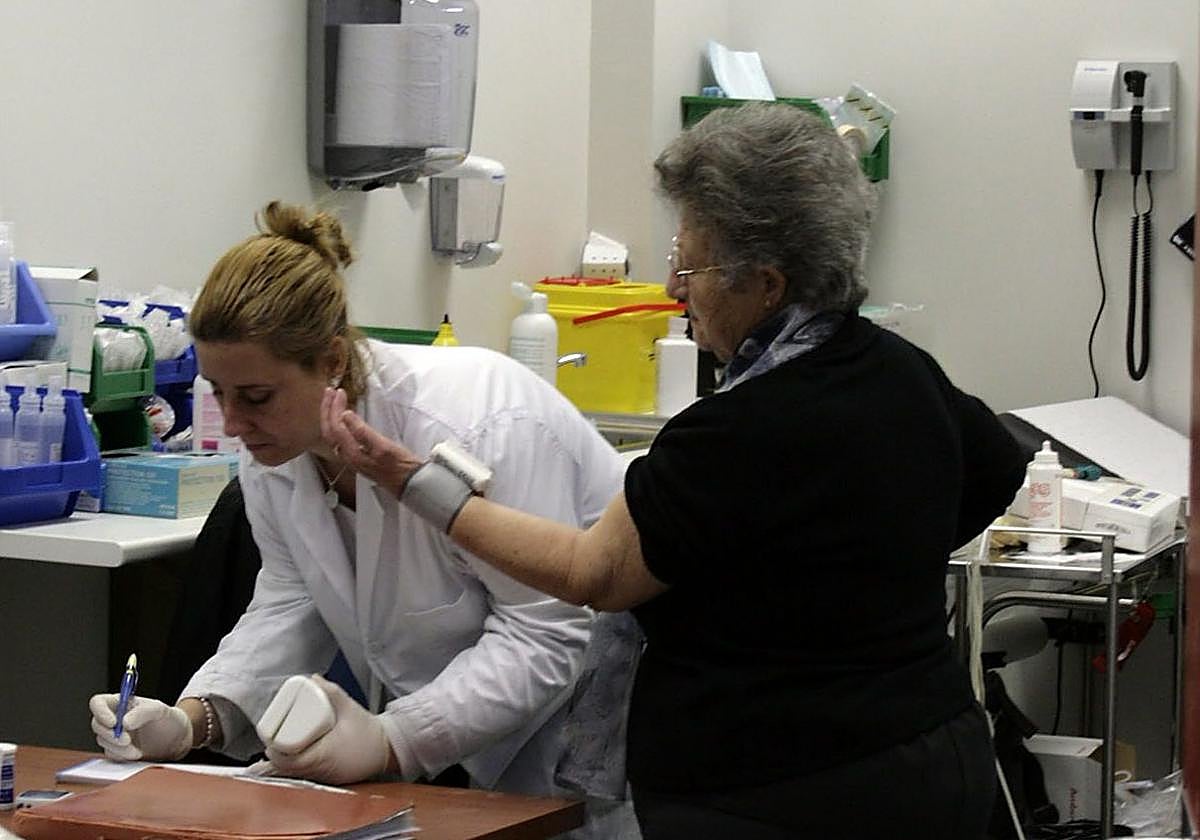 Una enfermera anota la tensión arterial de una paciente en una imagen de archivo.