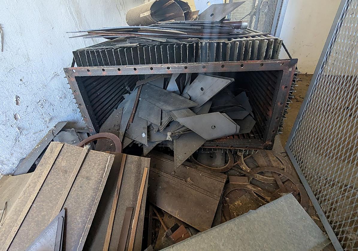 Chatarra encontrada en la quesería abandonada.