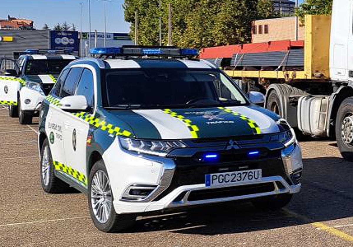Imagen de archivo de dos vehículos de la Guardia Civil.