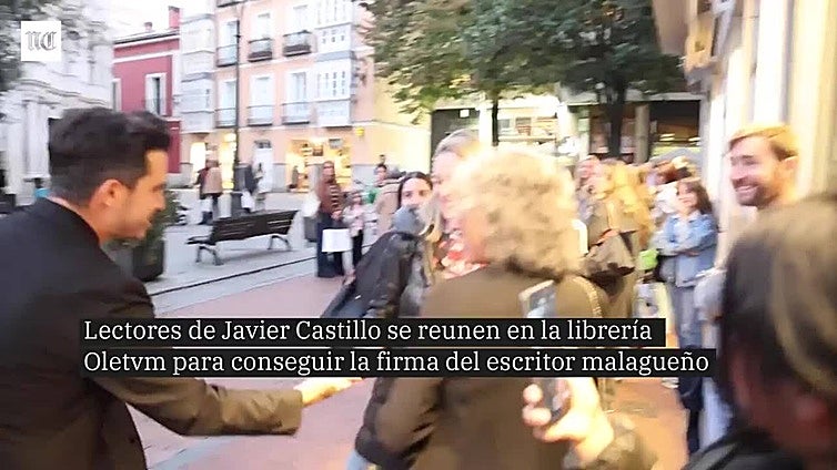 El escritor Javier Castillo firma ejemplares de sus libros en Valladolid