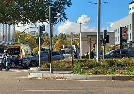 Ambulancia y Policía este miércoles junto a El Corte Inglés.