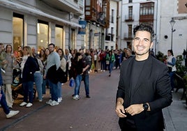 Javier Castillo, a las puertas de Oletvm en la plaza del Salvador, con sus lectores formando cola para la firma de ejemplares.