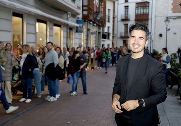 Una cola de doscientas personas recibe al escritor Javier Castillo en Valladolid