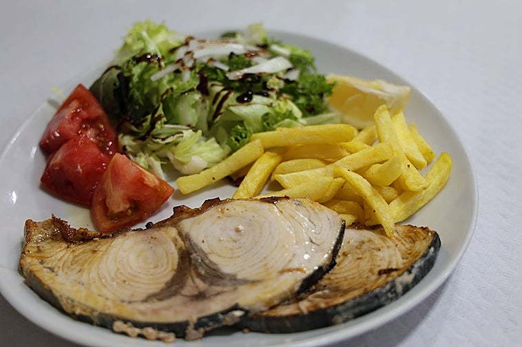 De segundo plato, emperador a la plancha con patatas y ensalada.