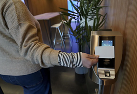 Una trabajadora ficha en la entrada a un puesto de trabajo.