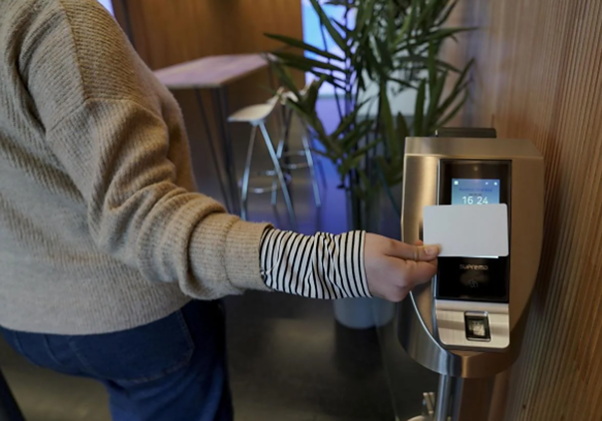 Una trabajadora ficha en la entrada a un puesto de trabajo.