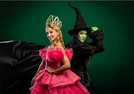 Cristina Llorente como Glinda, en primer término.