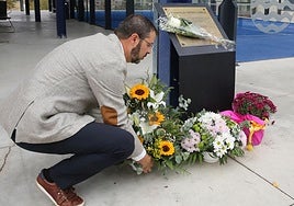 Eugenio García, padre de Olivia, deposita este miércoles unas flores en el homenaje celebrado en Palazuelos de Eresma.