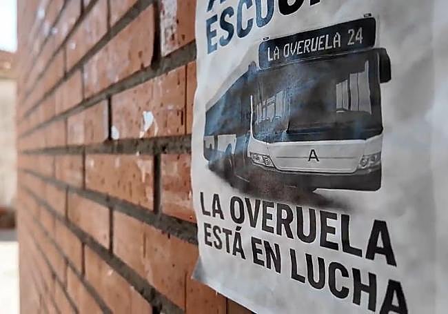 Cartel de la asociación de vecinos de La Overuela que protesta ante los malos horarios de los buses.