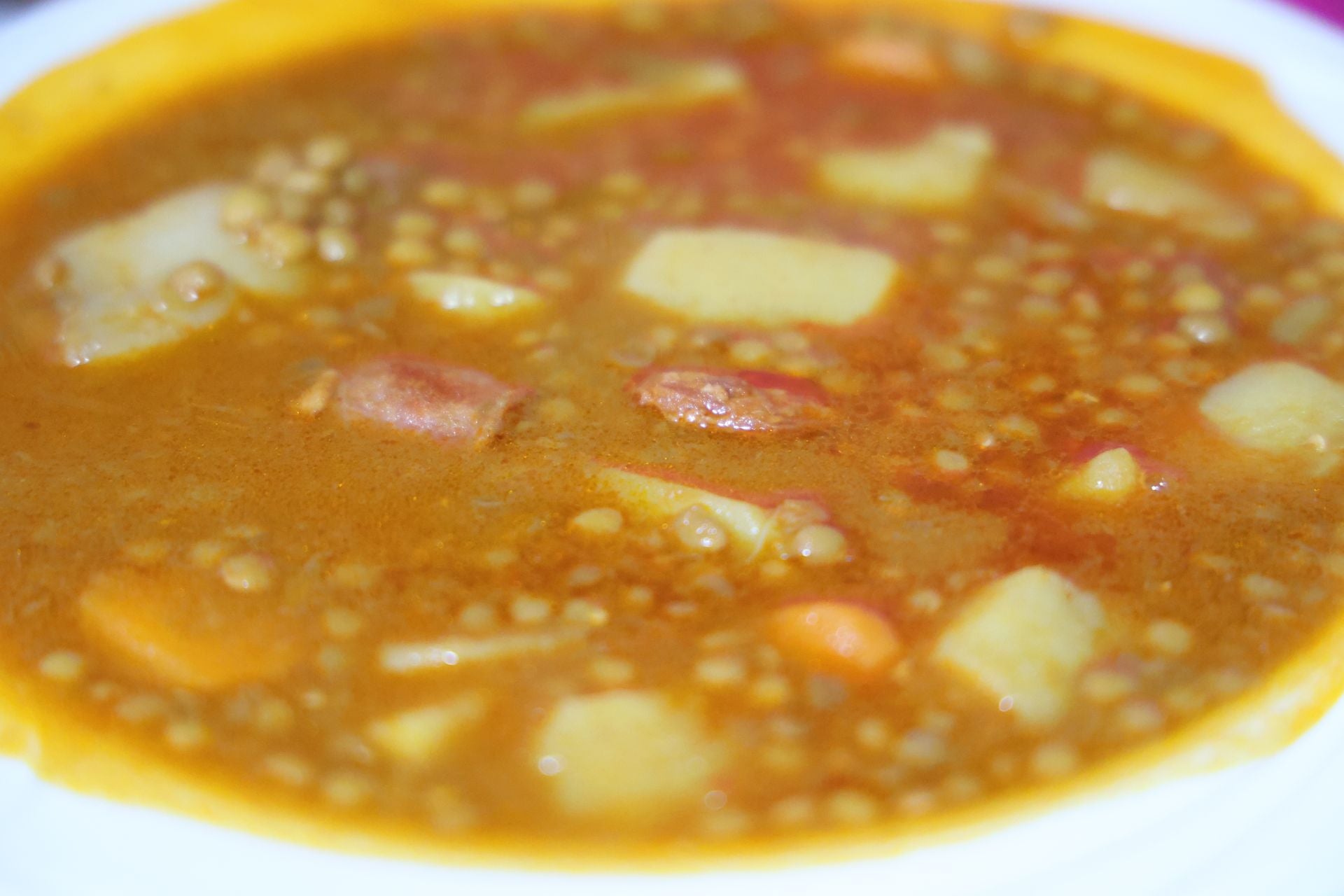 De primer plato, lentejas con patatas cocidas, zanahoria y chorizo.