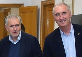 El presidente de la Fes, Andrés Ortega (izq.), y el alcalde de Segovia, José Mazarías, en un acto a comienzos de este año.