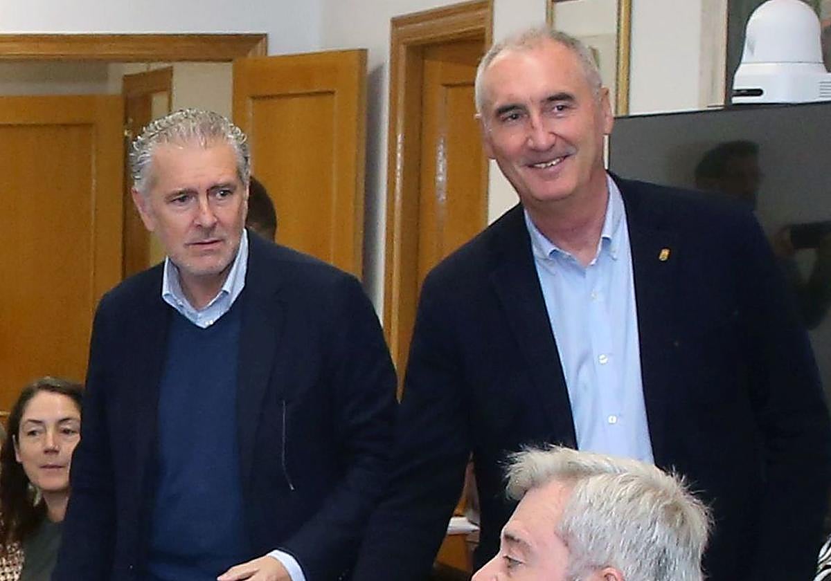 El presidente de la Fes, Andrés Ortega (izq.), y el alcalde de Segovia, José Mazarías, en un acto a comienzos de este año.