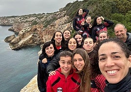 Integrantes del Segosala femenino se hacen un selfi en Menorca.