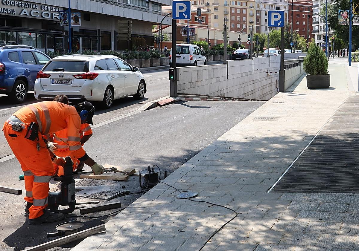 Dos operarios, durante la eliminación del antiguo trazado del carril bici de Isabel la Católica.