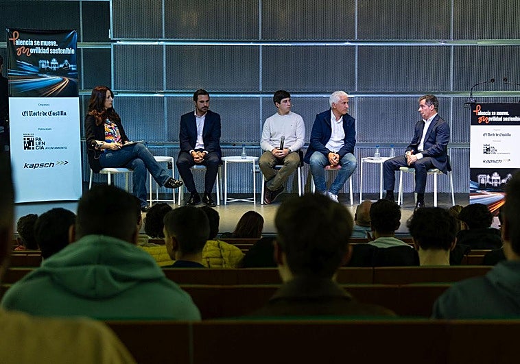 La periodista Andrea Díez junto a Álvaro Benítez , director de Transformación y Alianzas de Impulso by Pons; Jorge Velasco, ingeniero de Cidaut; Marco de la Serna, responsable de estrategia de Mahle Smartbike Systems, y Ioseba Peña, director regional Noroeste de Kapsch.
