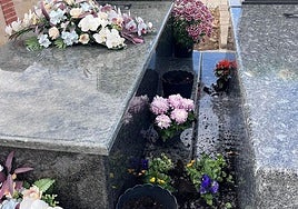 Daños causados en una de las sepulturas.