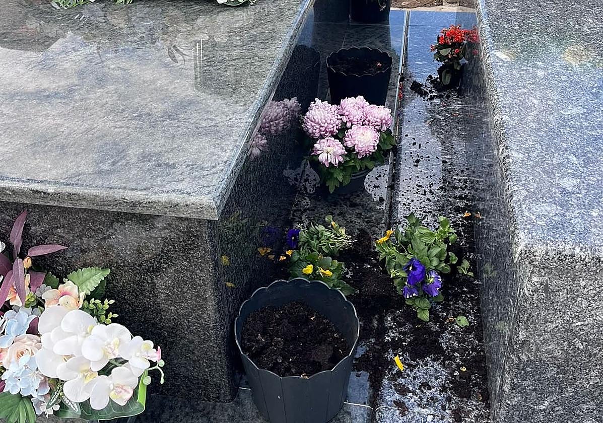 Daños causados en una de las sepulturas.