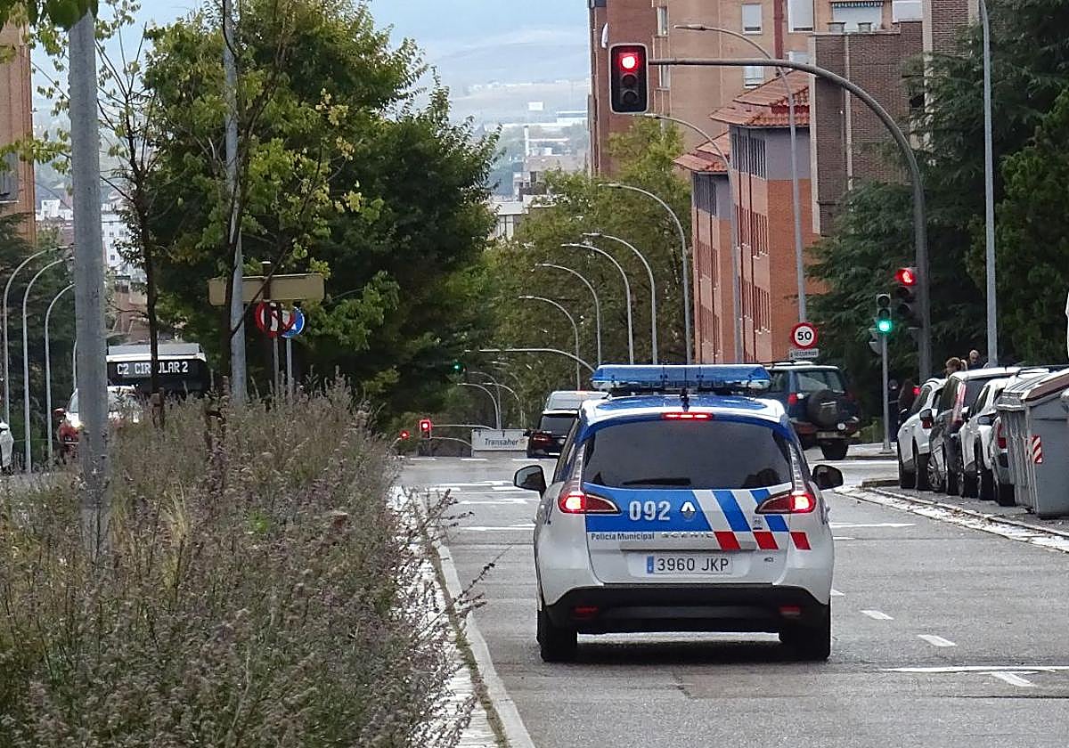 Una patrulla de la Policía Local recorre la calle Hernando de Acuña de Parquesol en la mañana de este miércoles.