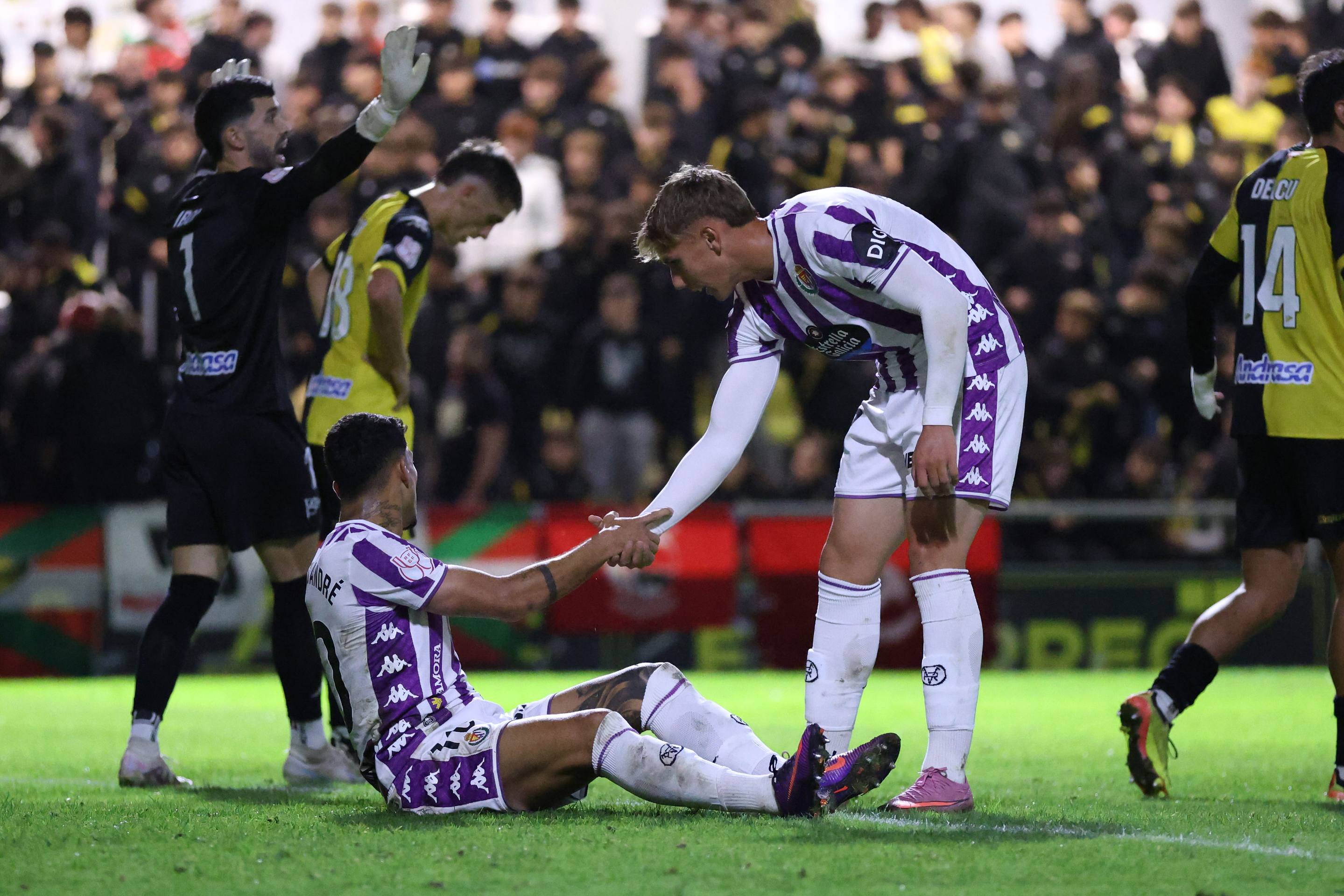 Las imágenes de la bochornosa eliminación del Real Valladolid